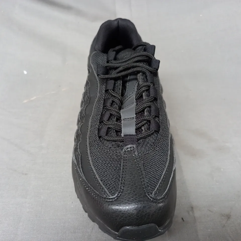 BOXED PAIR OF NIKE AIR MAX SHOES IN BLACK UK SIZE 6
