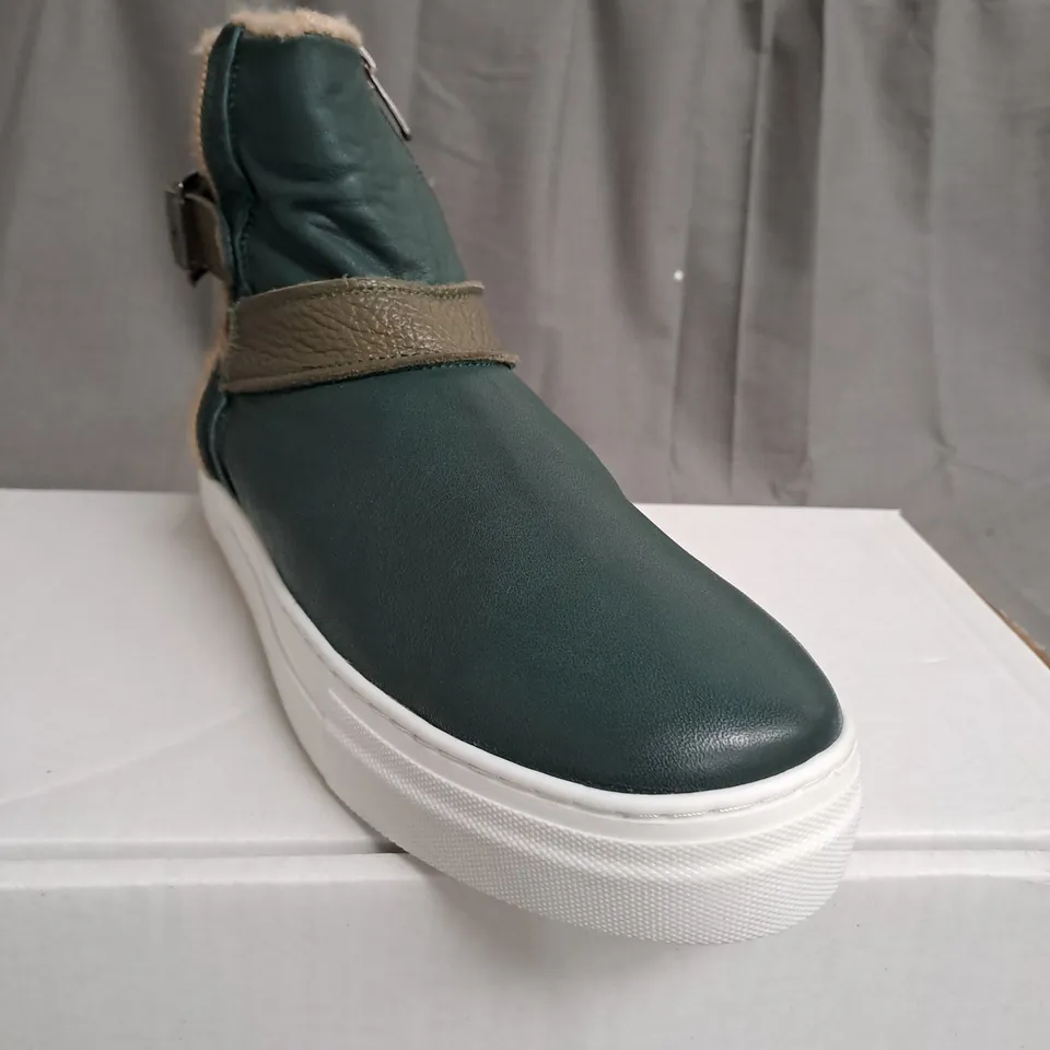 BOXED PAIR OF ADESSO HEATHER LEATHER TRAINERS IN GREEN SIZE 7