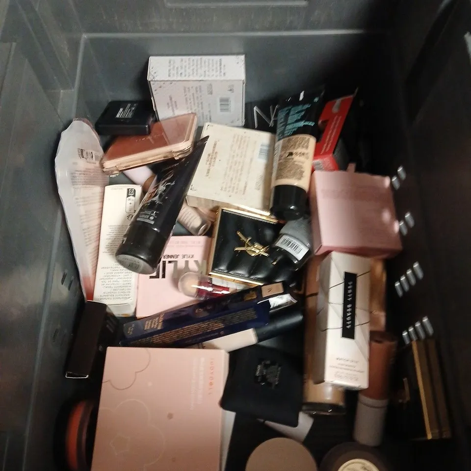 APPROXIMATEY 20 ASSORTED HEALTH AND BEAUTY PRODUCTS TO INCLUDE - GEO.F TRUMPER SHAVING CREAM - ELF LIP TINT AND AVON BLACK SUEDE ROLL ON DEODORANT