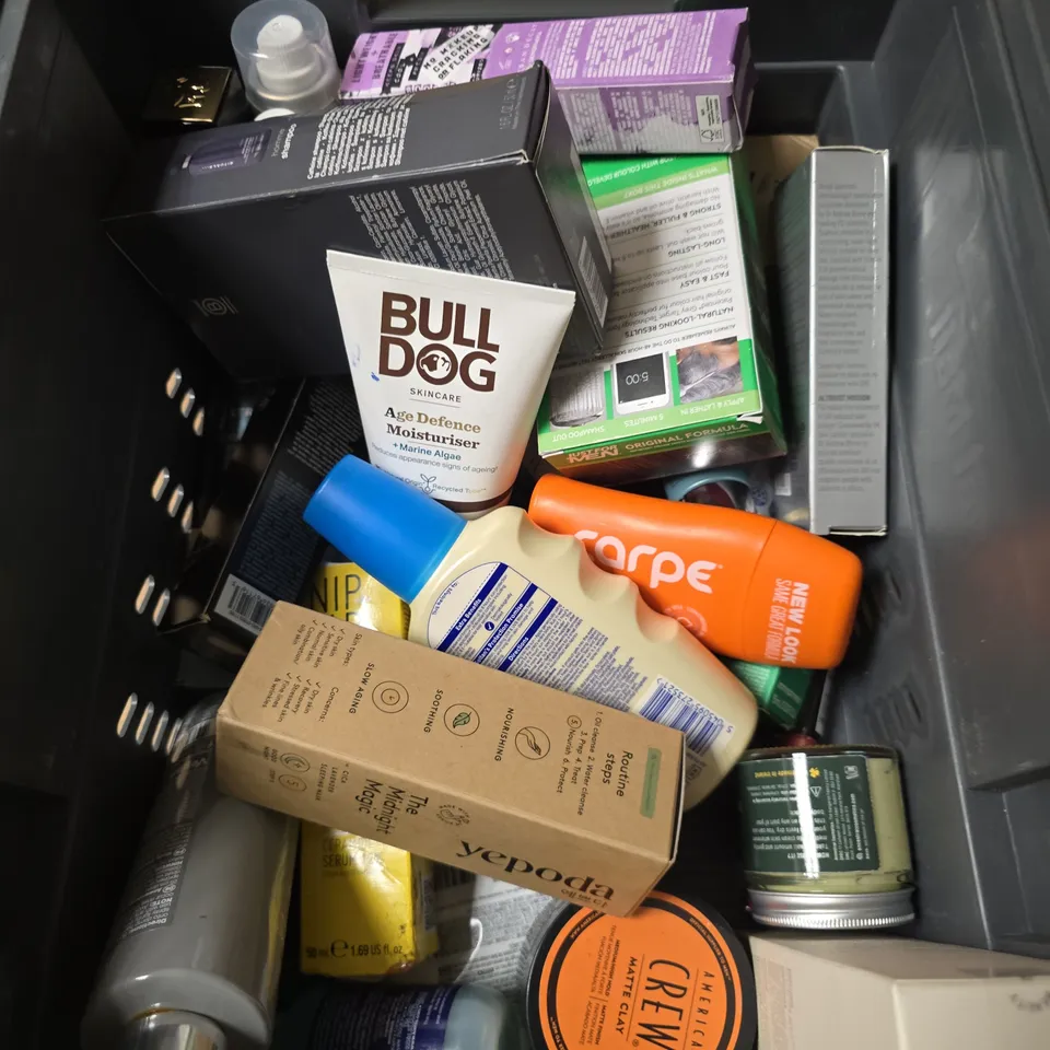 APPROXIMATELY 15 ASSORTED HEALTH & BEAUTY PRODUCTS TO INCLUDE JUST FOR MEN, BULL DOG MOISTURISER, SOLTAN SUNCREAM ETC