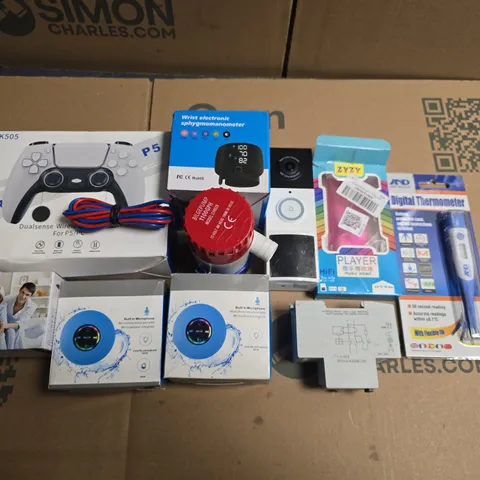 LOT OF 10 ASSORTED TECH ITEMS TO INCLUDE BILGEPUMP, UNBOXED TAPO DOORBELL AND DIGITAL THERMOMETER