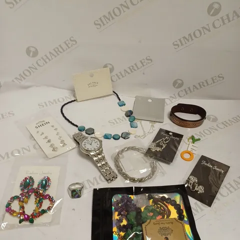 BOX OF APPROXIMATELY 30 ASSORTED JEWELLERY/COSTUME JEWELLERY ITEMS TO INCLUDE WATCHES, RINGS, BRACELETS ETC