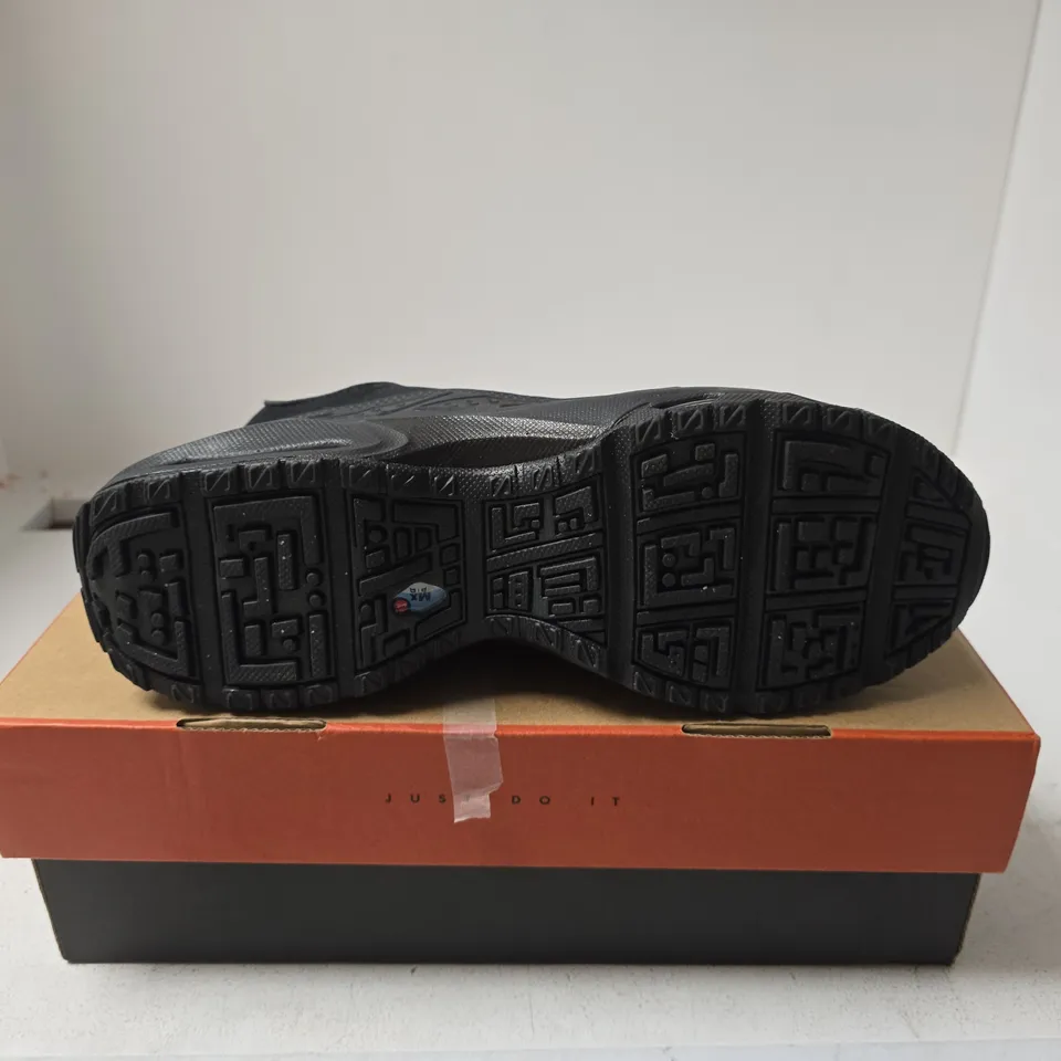 NIKE AIR MAX GORE TEX UK 10 BOXED