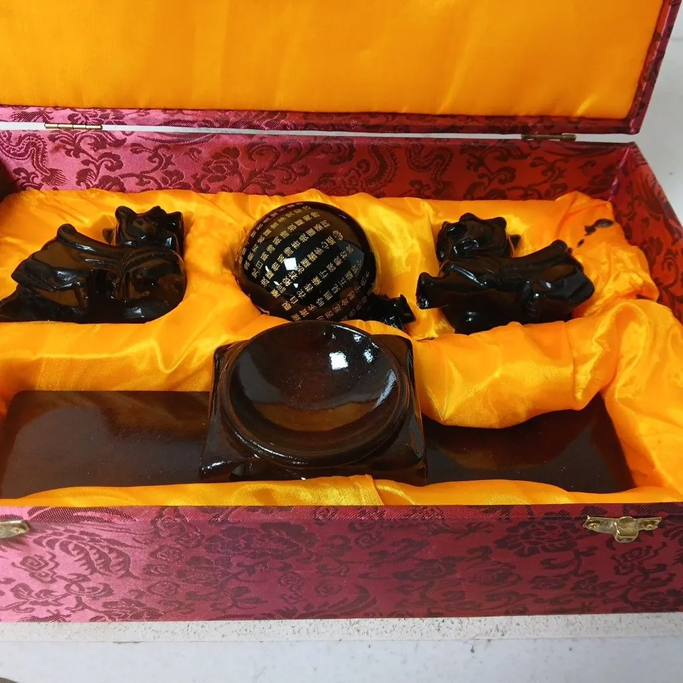 BOX OF APPROXIMATELY 8 ORIENTAL DECORATIVE ORB AND DRAGON FIGURINES SETS - DAMAGED