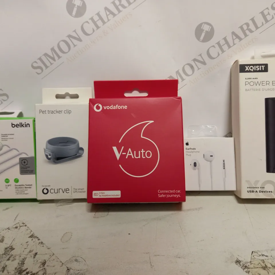 BOX OF APPROX 15 ASSORTED ITEMS TO INCLUDE - PET TRACKER CLIP - USB-C TO USB-C - APPLE EAR PHONES ETC