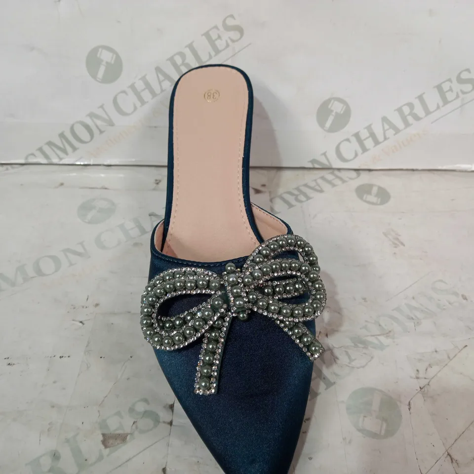 PAIR OF DESIGNER CLOSED TOE HEELS IN TEAL W. JEWELLED BOW EFFECT EU SIZE 38