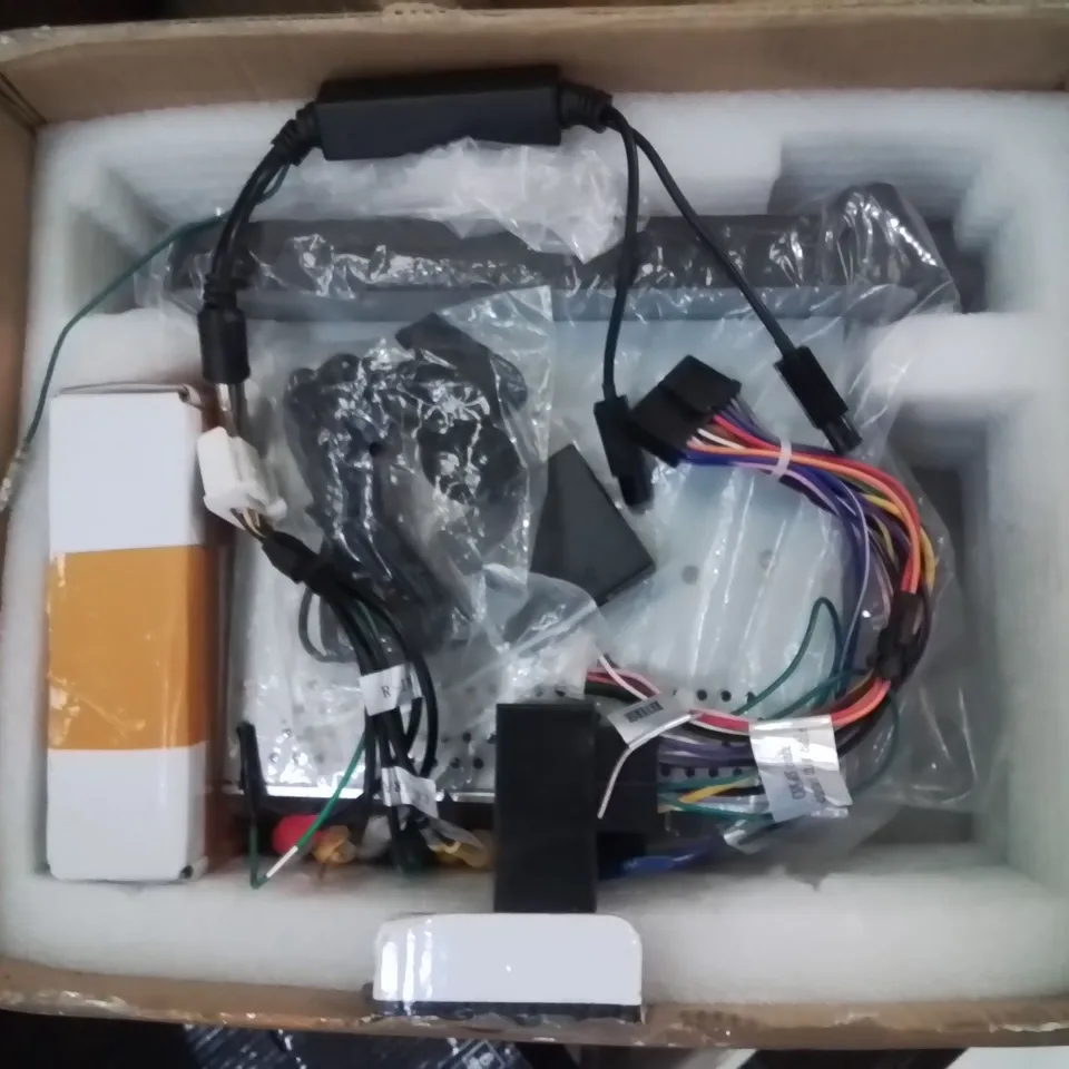 LARGE BOX CONTAINING ASSORTED CAR MULTIMEDIA SYSTEM INTERFACES // MODELS VARY