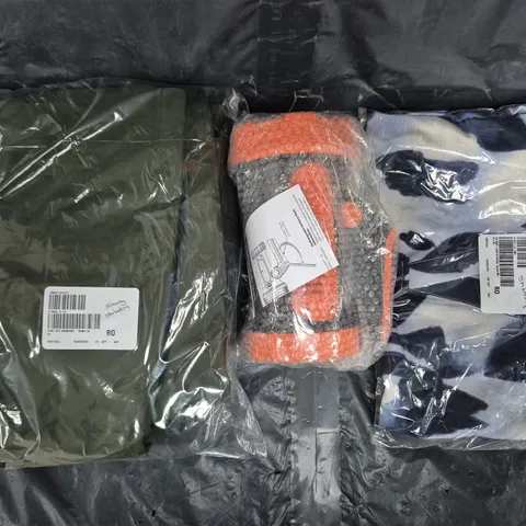 BOX OF APPROXIMATELY 20 ASSORTED HOUSEHOLD AND FASHION ITEMS IN VARIOUS STYLES, SIZES, AND COLOURS - COLLECTION ONLY