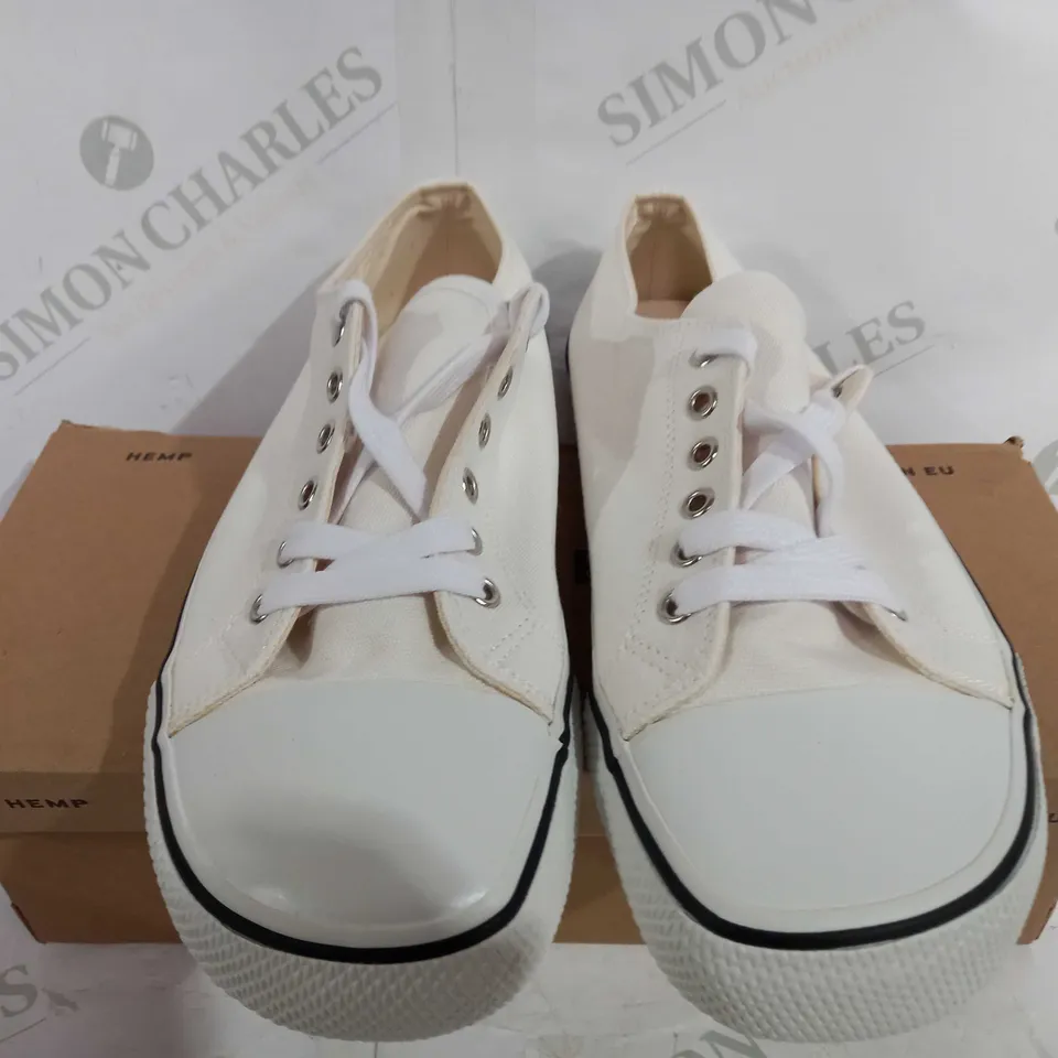 BOXED PAIR OF BOHEMPIA HERLIK 2.0 BAREFOOT COURT LOW SNEAKERS - WHITE - EU 39