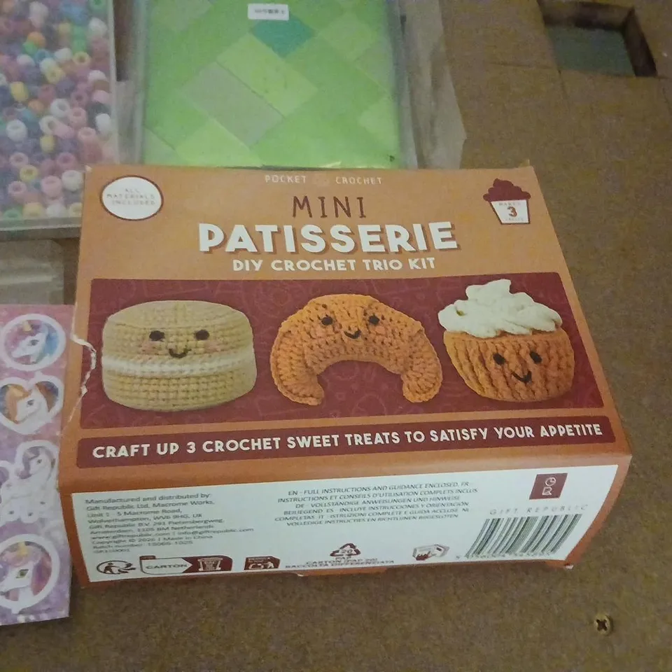 LARGE QUANTITY OF ASSORTED TOYS AND ACCESSORIES TO INCLUDE; CROCHET KIITS, GCSE EDEXCEL FRENCH VOCABULARY, NEE DOH GLOW AND STICKERS