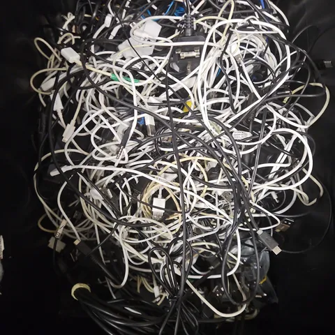 LARGE QUANTITY OF ASSORTED CABLES