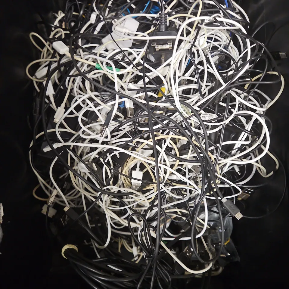 LARGE QUANTITY OF ASSORTED CABLES