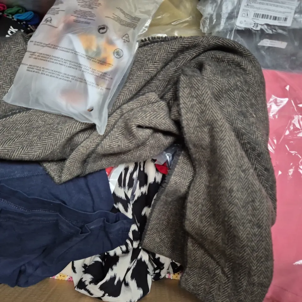 BOX OF APPROXIMATELY 25 ASSORTED CLOTHING AND FASHION PRODUCTS IN VARIOUS STYLES AND SIZES - COLLECTION ONLY
