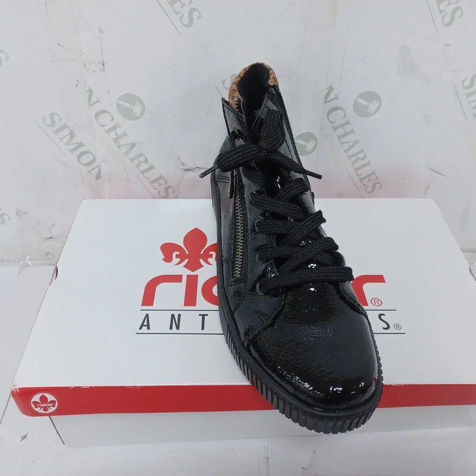 BOXED PAIR OF RIEKER HI TOP CUFF TRAINERS IN BLACK UK SIZE 6.5