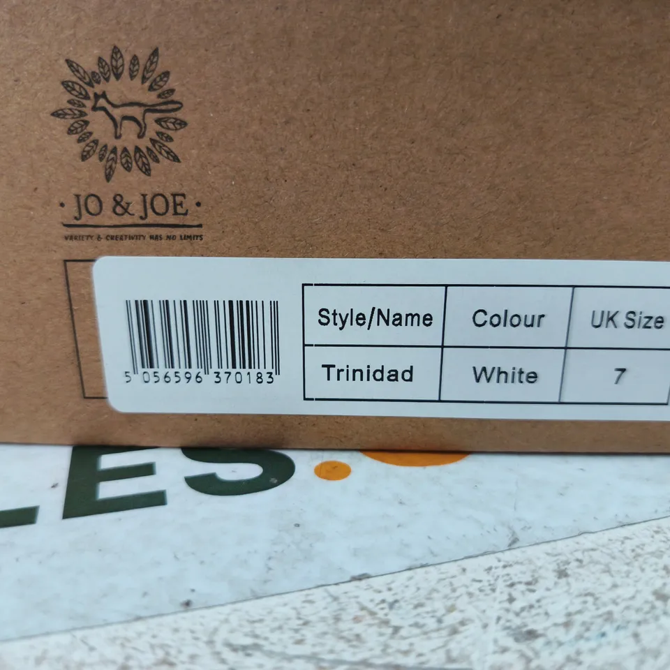 BOXED PAIR OF JO & JOE TRINIDAD WHITE SANDALS – UK 7