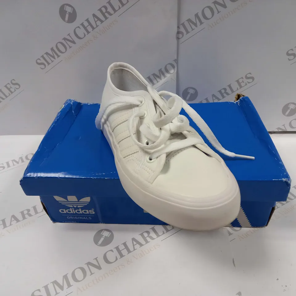 BOXED PAIR OF ADIDAS ORIGINALS B96300 NIZZA TRAINERS UK SIZE 3 
