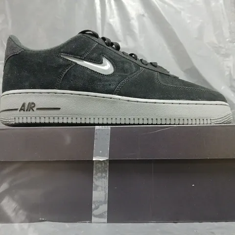 BOXED PAIR OF NIKE AIR FORCE 1 JEWEL SHOES IN BLACK/GREY SIZE UK 13