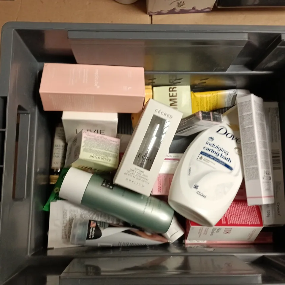 APPROXIMATEY 20 ASSORTED HEALTH AND BEAUTY PRODUCTS TO INCLUDE BLACK CHARCOAL PEEL OFF MASK, SOFT WAX KIT, REHAB SHAMPOO MILK ETC 
