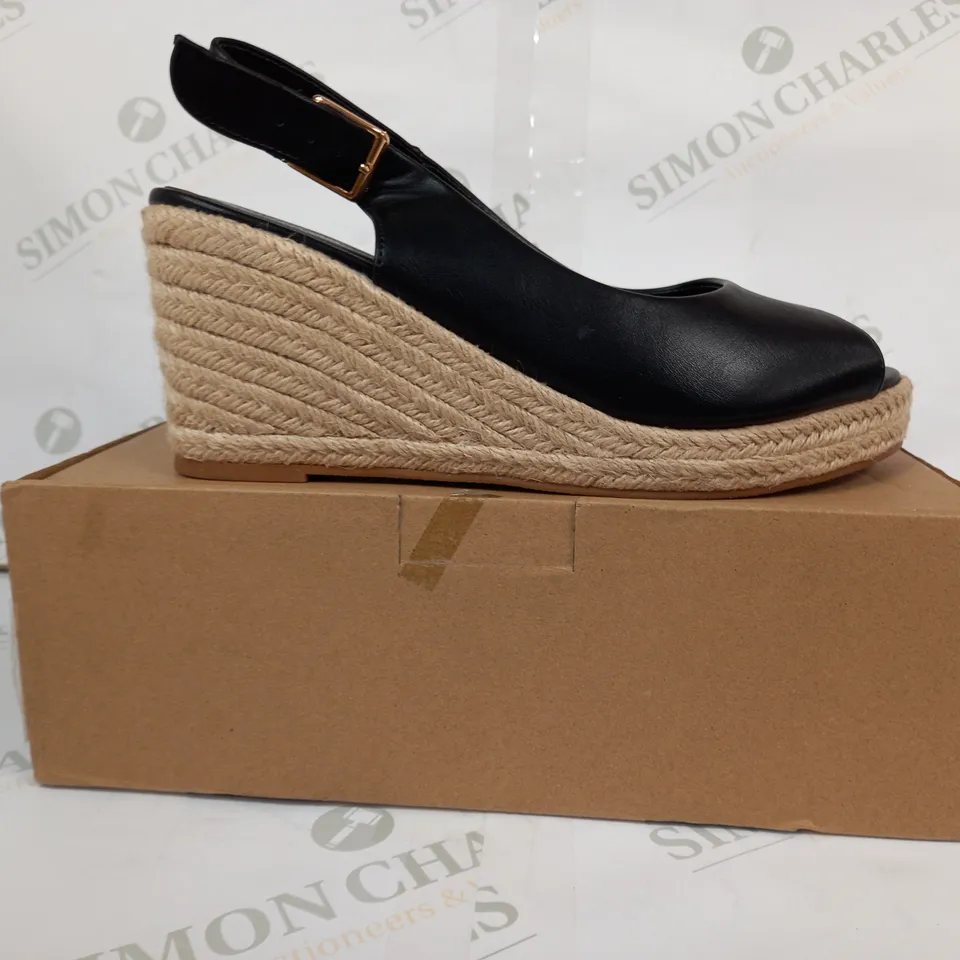 BOXED PAIR OF EVERYDAY OPEN TOE WEDGES IN BLACK UK SIZE 6