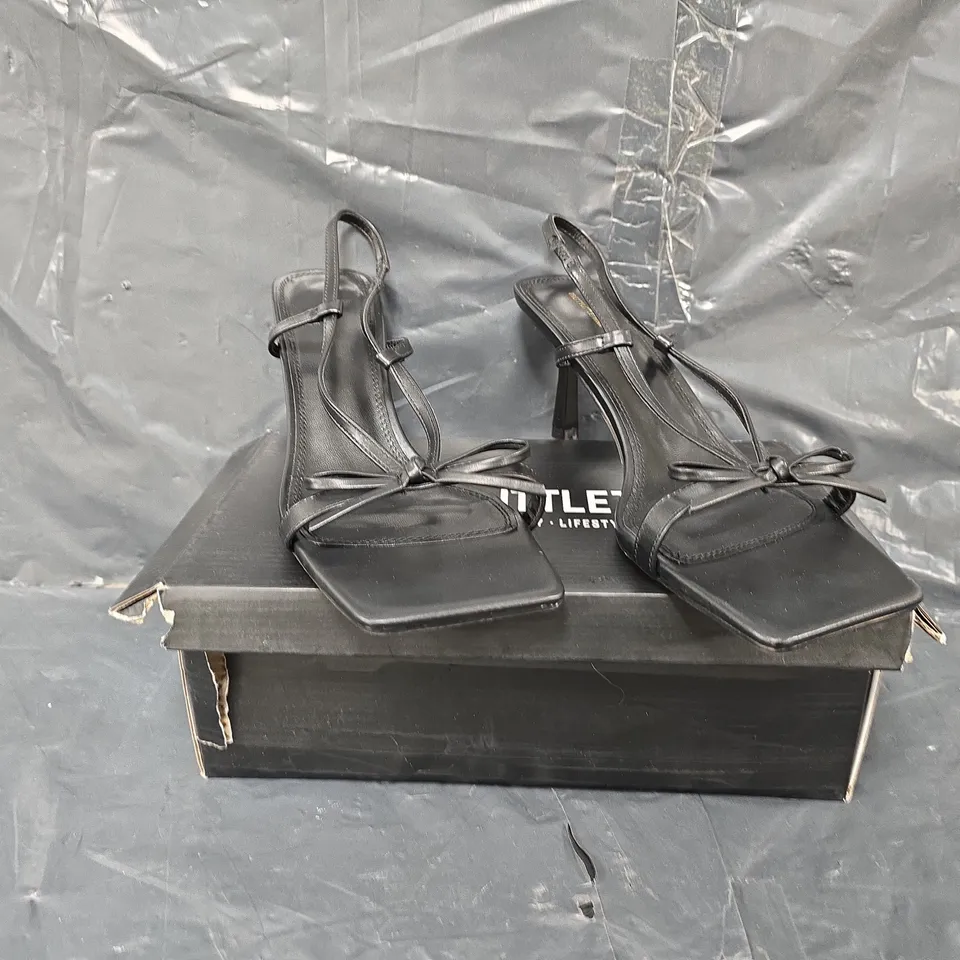 BOXED PAIR OF  PRETTY LITTLE THING OPEN TOE STILETTO HEELS IN BLACK SIZE UK 7
