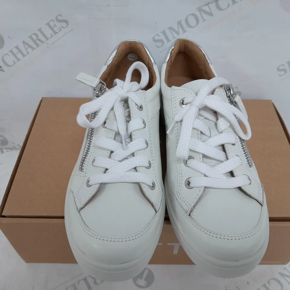 BOXED PAIR OF HOTTER CHASE II WIDE TRAINERS IN WHITE - UK 4.5