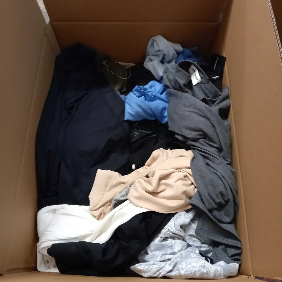 LOT OF APPROX 20 ASSORTED CLOTHING ITEMS VARYING IN SIZE/COLOUR/STYLE TO INCLUDE: TROUSERS, SKIRTS, TOPS