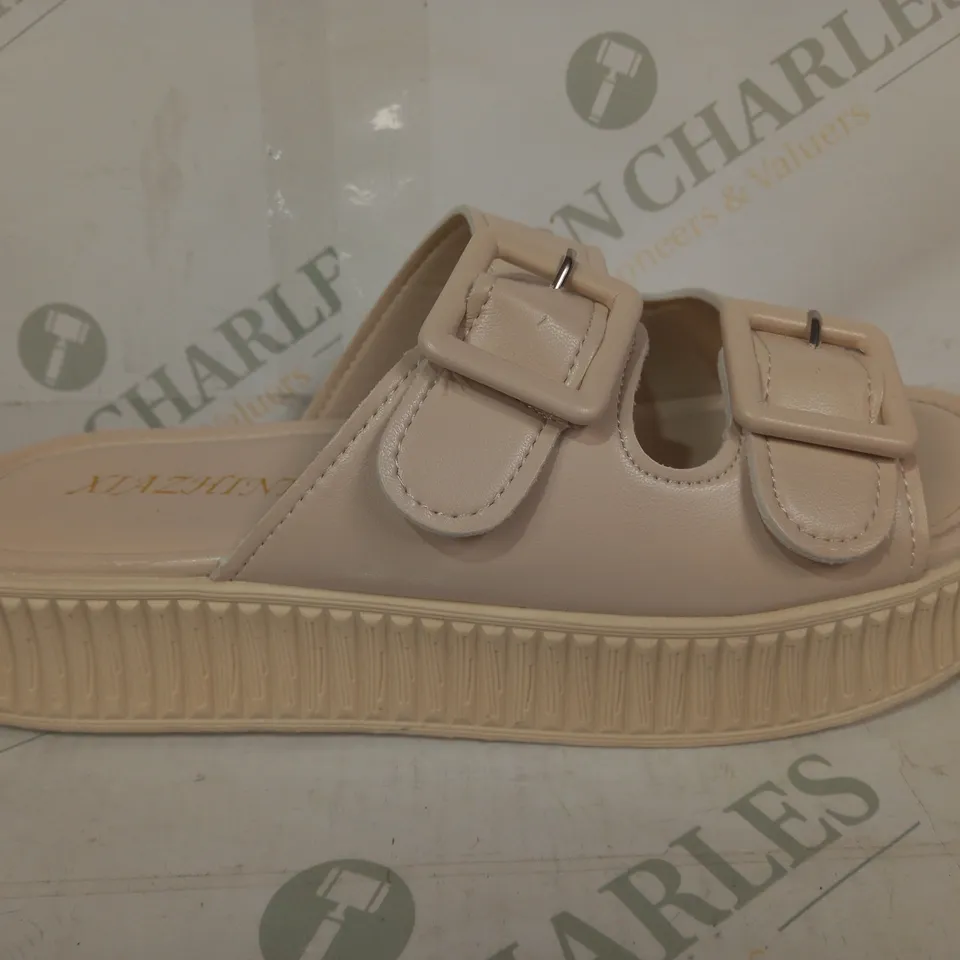 PAIR OF XIAZHINI OPEN TOE SANDALS IN CREAM EU SIZE 39
