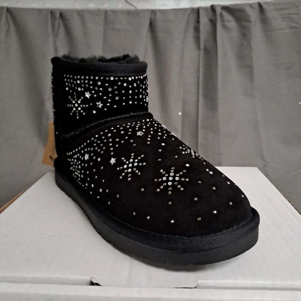 BOXED PAIR OF BONOVA SPARKLE SHEEPSKIN BOOTS BLACK SIZE 5