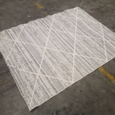 QUALITY DESIGNER AREA RUG APPROXIMATELY 120×160CM