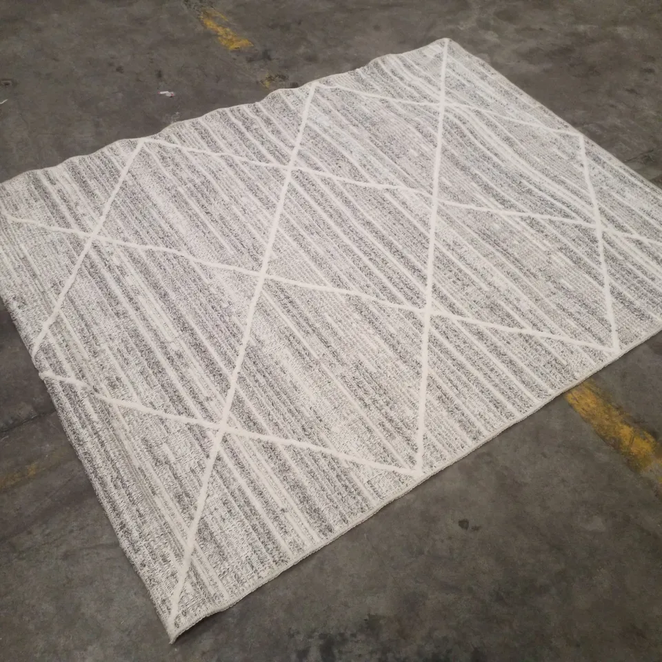 QUALITY DESIGNER AREA RUG APPROXIMATELY 120×160CM