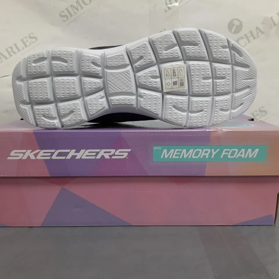BOXED PAIR OF SKECHERS MEMORY FOAM TRAINERS IN NAVY UK SIZE 6
