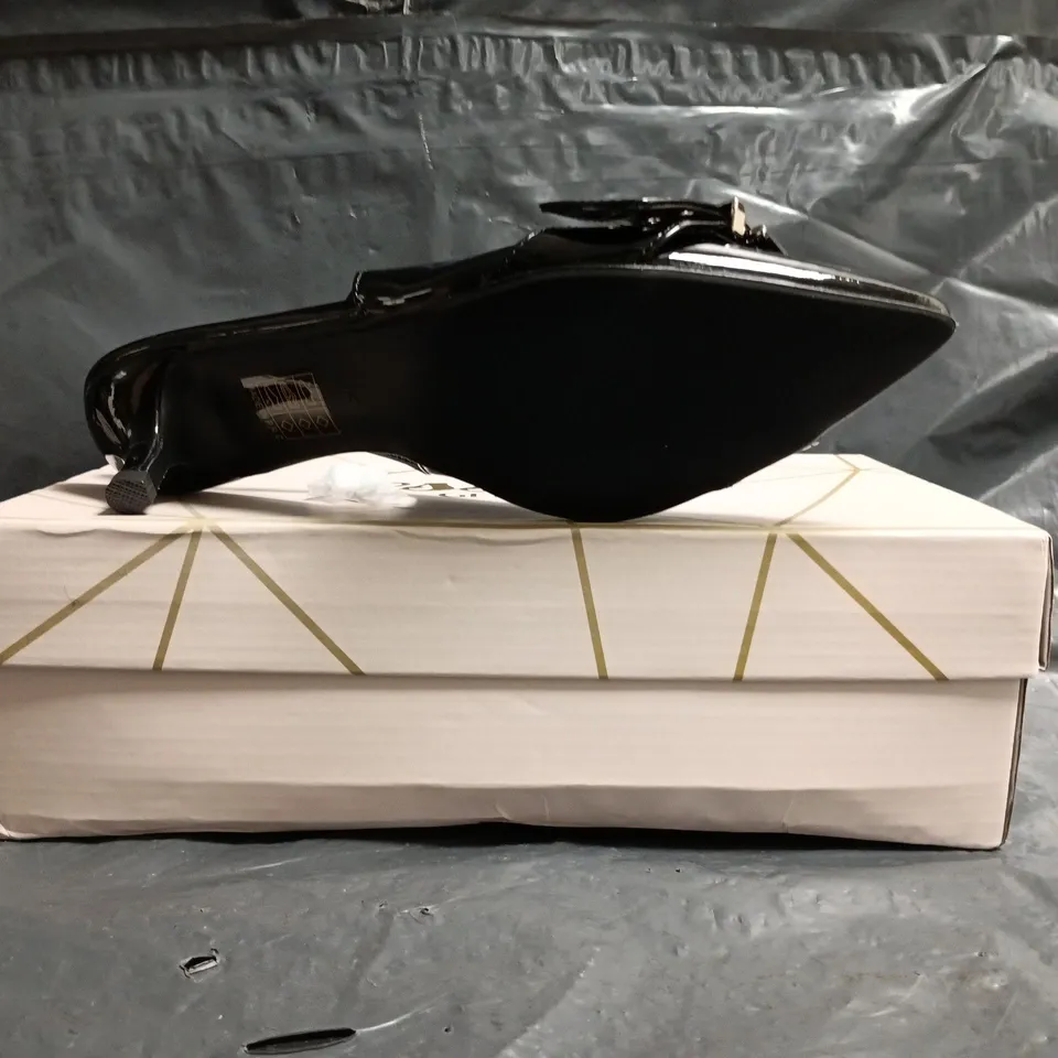 BOXED PAIR OF ESSEX GLAM POINTED TOE LOW HEEL SHOES IN BLACK SIZE UK 5