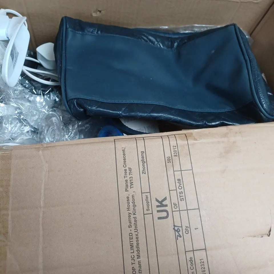 BOX OF APPROXIMATELY 10 ASSORTED HOUSEHOLD ITEMS TO INCLUDE CAR SEAT COVERS, FESTIVE DECORATION, ETC