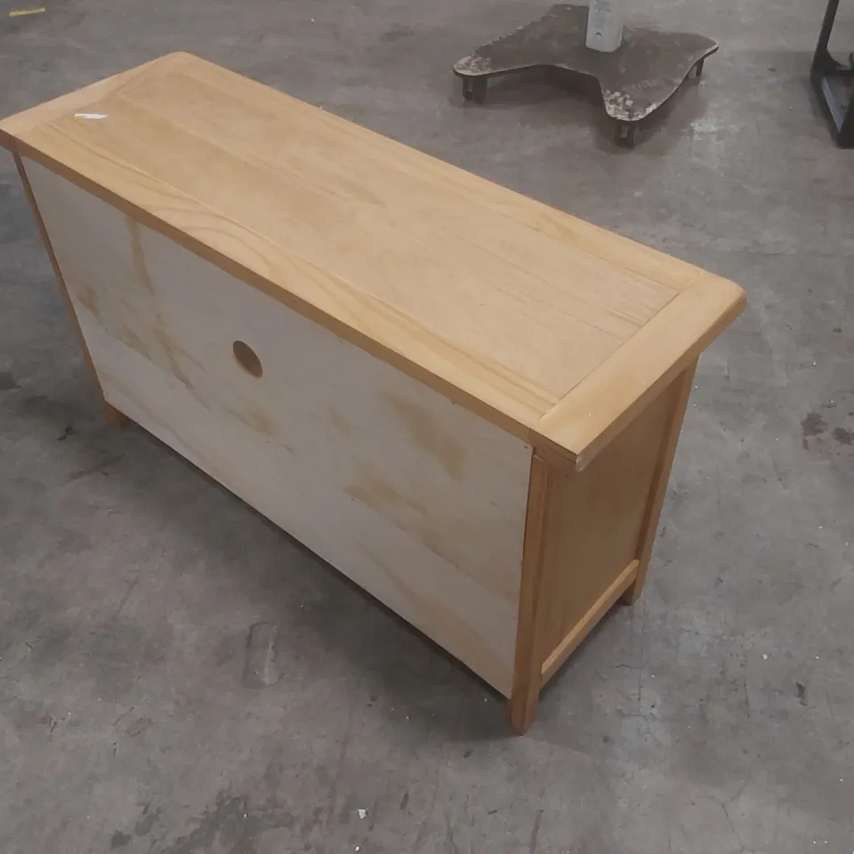 1 DRAWER TV STAND COLOUR: BROWN/ANTIQUE BRASS