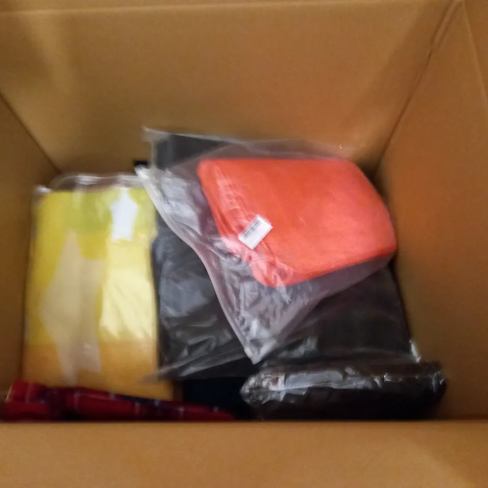 LOT OF ASSORTED HOME FARIC ITEMS TO INCLUDE FILLED MORRIS & CO CUSHION AND BRENTFORDS TEDDY FITTED SHEETS