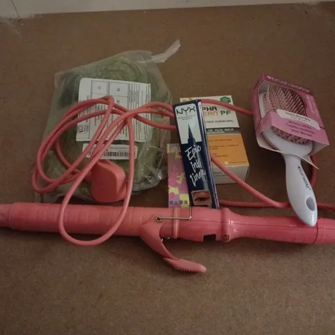 APPROXIMATELY 15 ASSORTED HEALTH & BEAUTY PRODUCTS TO INCLUDE BEAUTY WORKS CURLER, DETANGLING BRUSH, NYK INK LINER, ETC