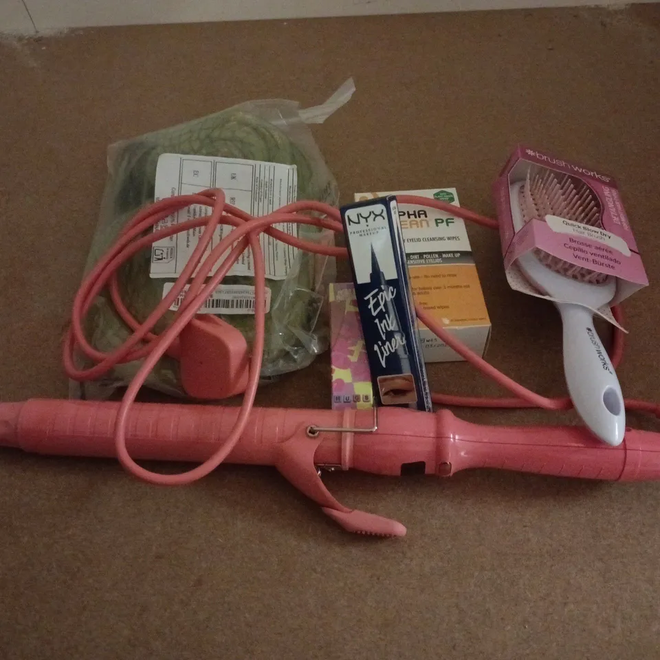 APPROXIMATELY 15 ASSORTED HEALTH & BEAUTY PRODUCTS TO INCLUDE BEAUTY WORKS CURLER, DETANGLING BRUSH, NYK INK LINER, ETC