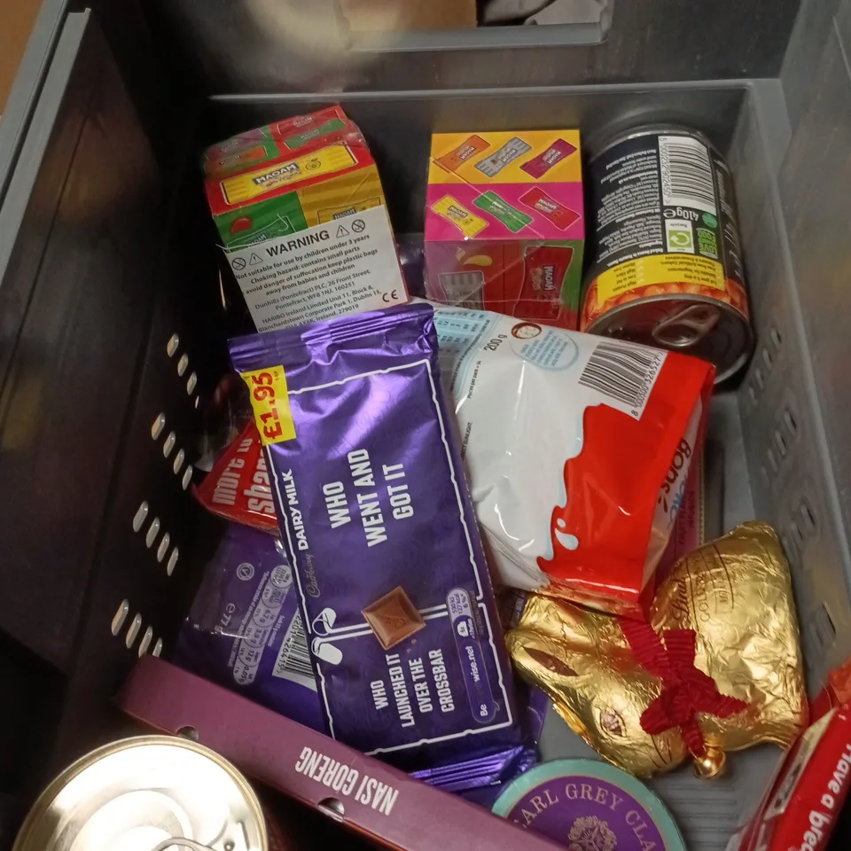 APPROXIMATELY 12 ASSORTED FOOD ITEMS INCLUDING MAOM SWEETS AND DAIRY MILK CHOCOLATE 