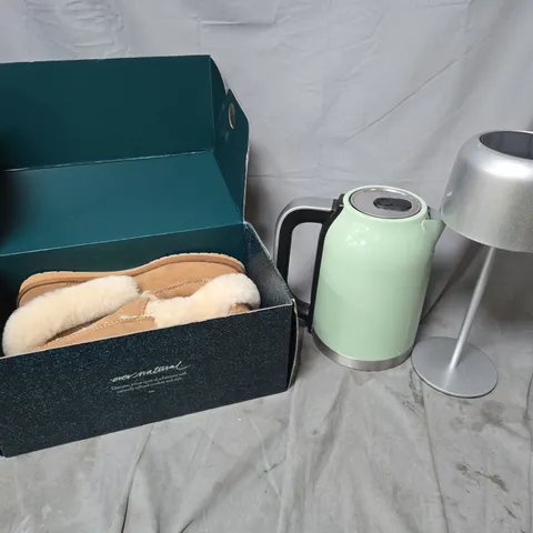 APPROXIMATELY 10 ASSORTED ITEMS TO INCLUDE EMU AUSTRALIA SHOES, TABLE LAMP, KETTLE, ETC - COLLECTION ONLY