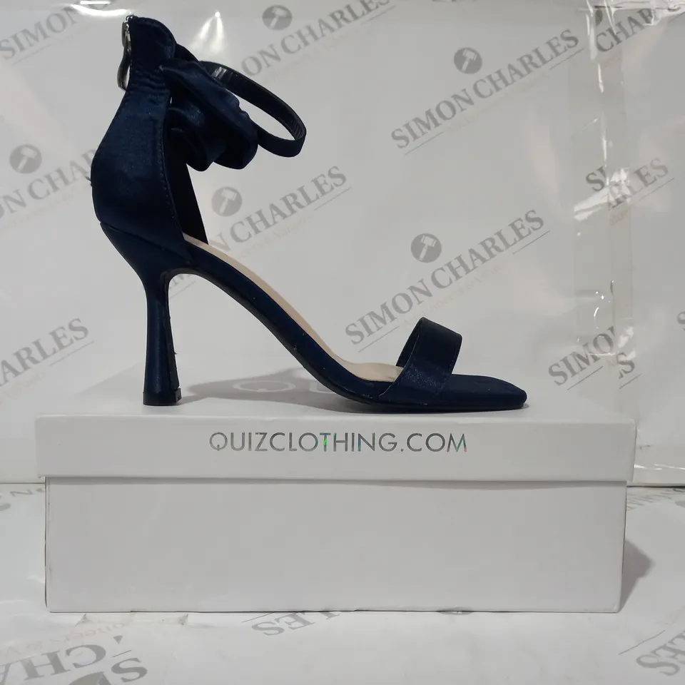 BOXED PAIR OF QUIZ OPEN TOE HIGH HEEL SANDALS IN NAVY EU SIZE 37