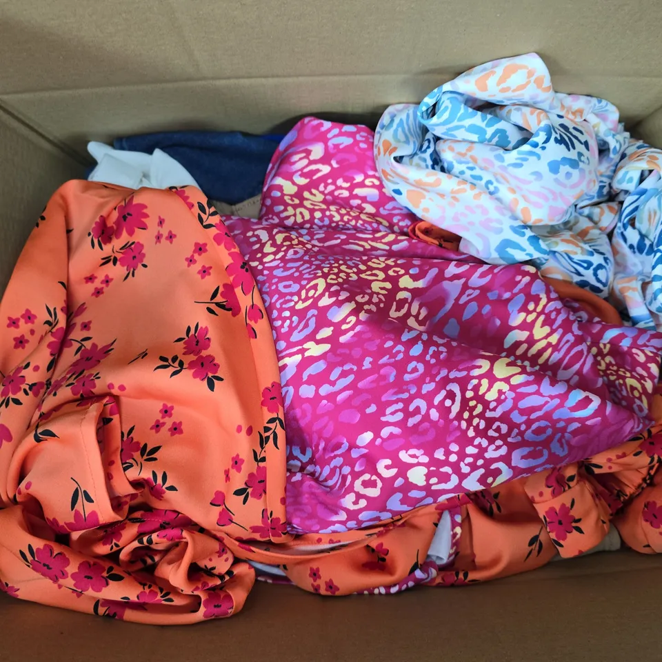 APPROXIMATELY 15 ASSORTED CLOTHING ITEMS IN VARIOUS COLOURS, STYLES AND SIZES
