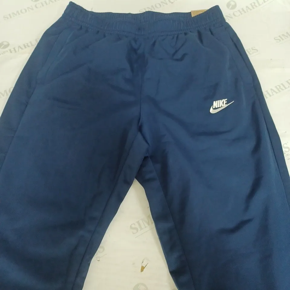 NIKE STANDARD FIT TAPER LEG REGULAR LENGTH PANTS IN NAVY - MEDIUM