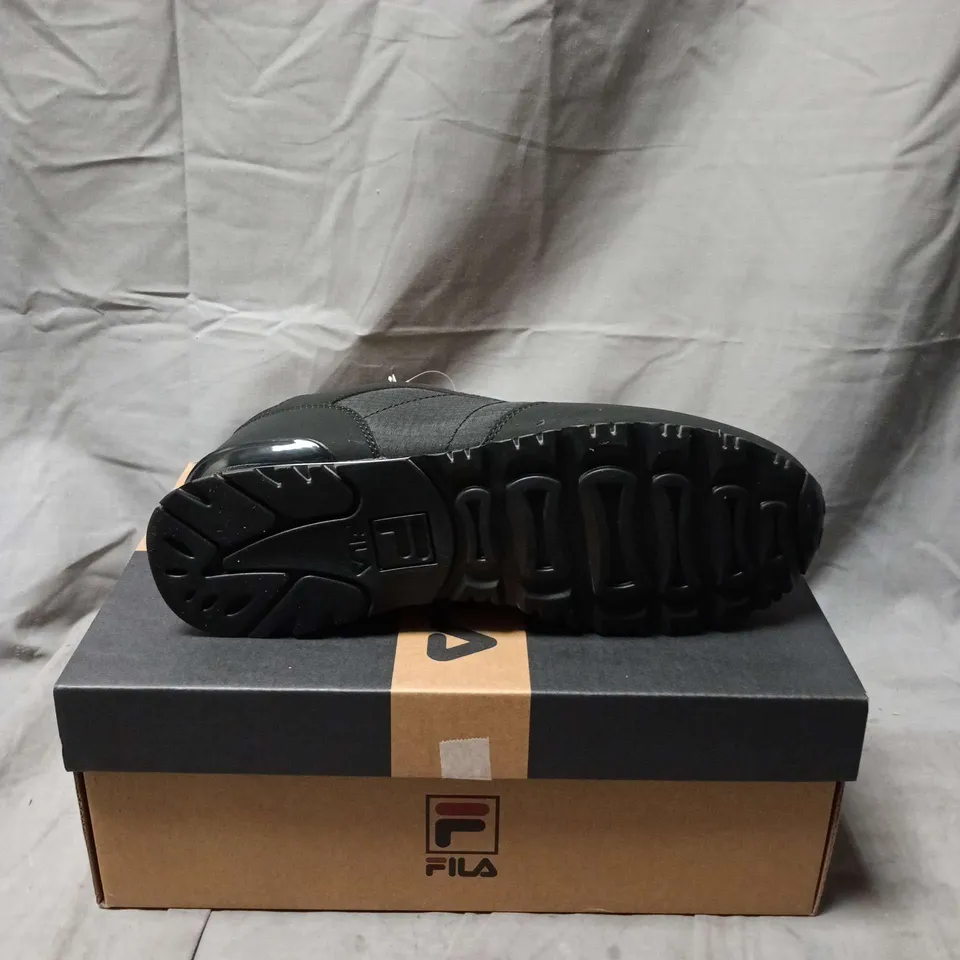BOXED PAIR OF  FILA CRESS BLACK/WHITE/SURFS MENS TRAINERS – UK 7