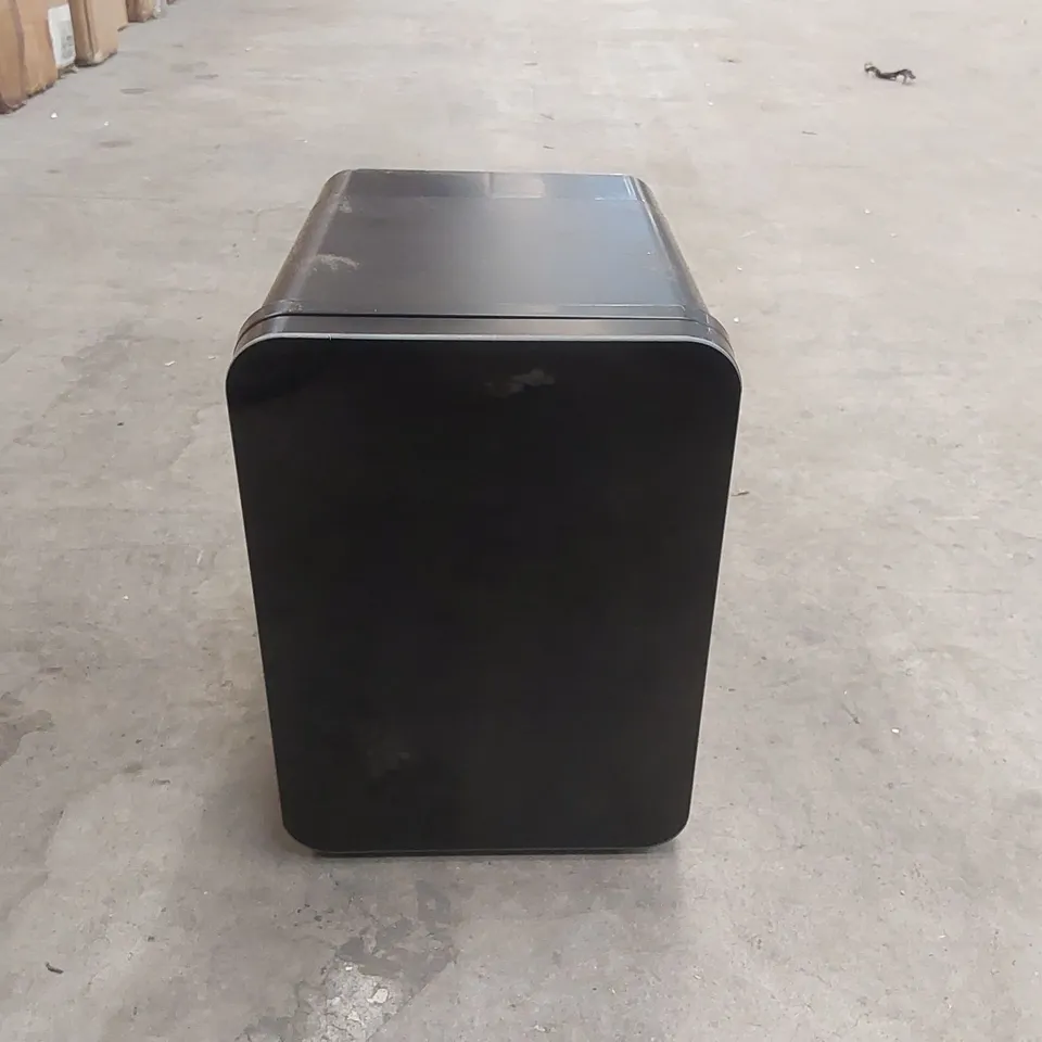 BLACK MINI FRIDGE 