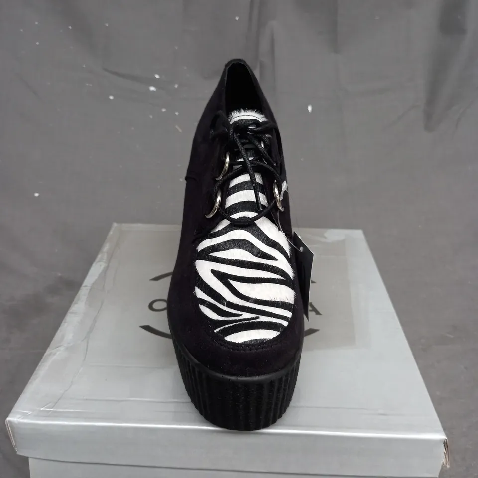 MEDIUM BOX OF APPROXIMATELY 4 PAIRS OF WEDGE SHOES IN VARIOUS SIZES