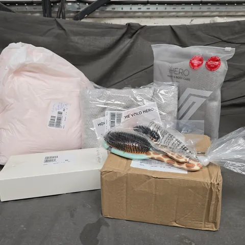 APPROXIMATELY 12 ASSORTED ITEMS TO INCLUDE 4PC DUVET, MICROFIBRE CLOTH, BRUSHES, ETC