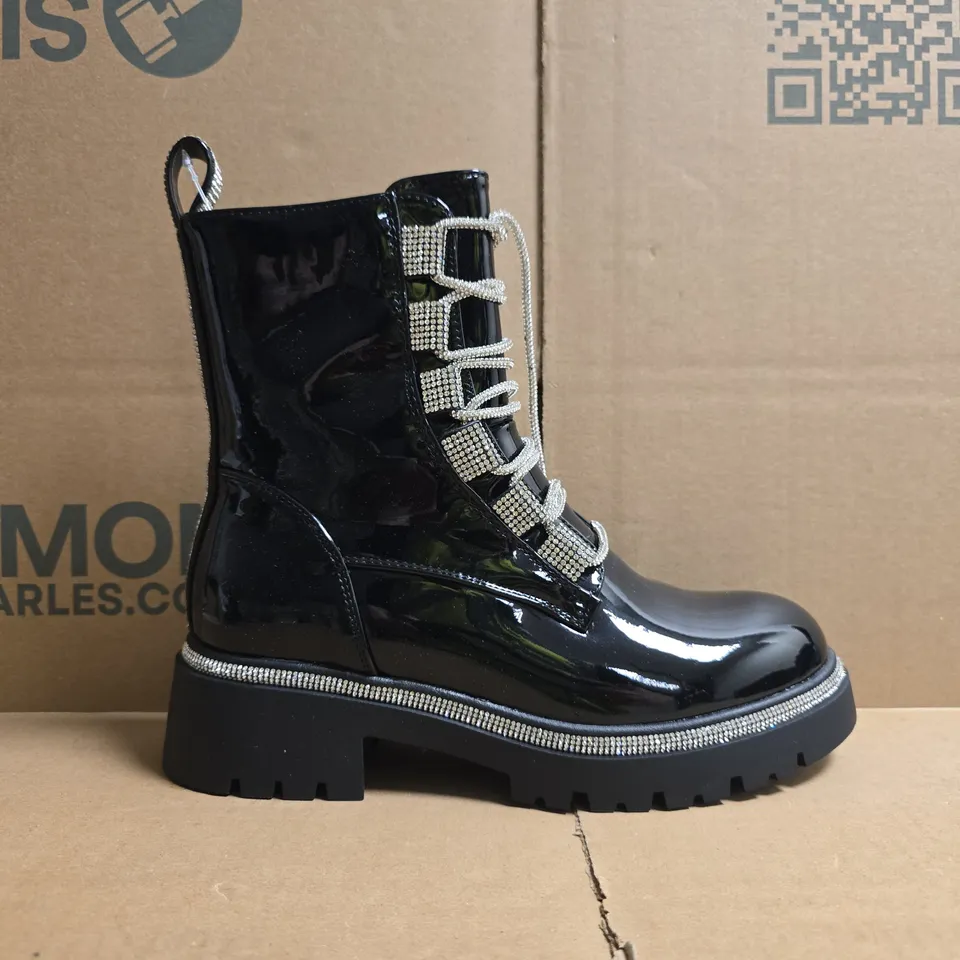 BOXED PAIR OF WELLSPRING ANKLE BOOTS IN GLOSSY BLACK W. DIAMANTE EFFECT SIZE EU 37