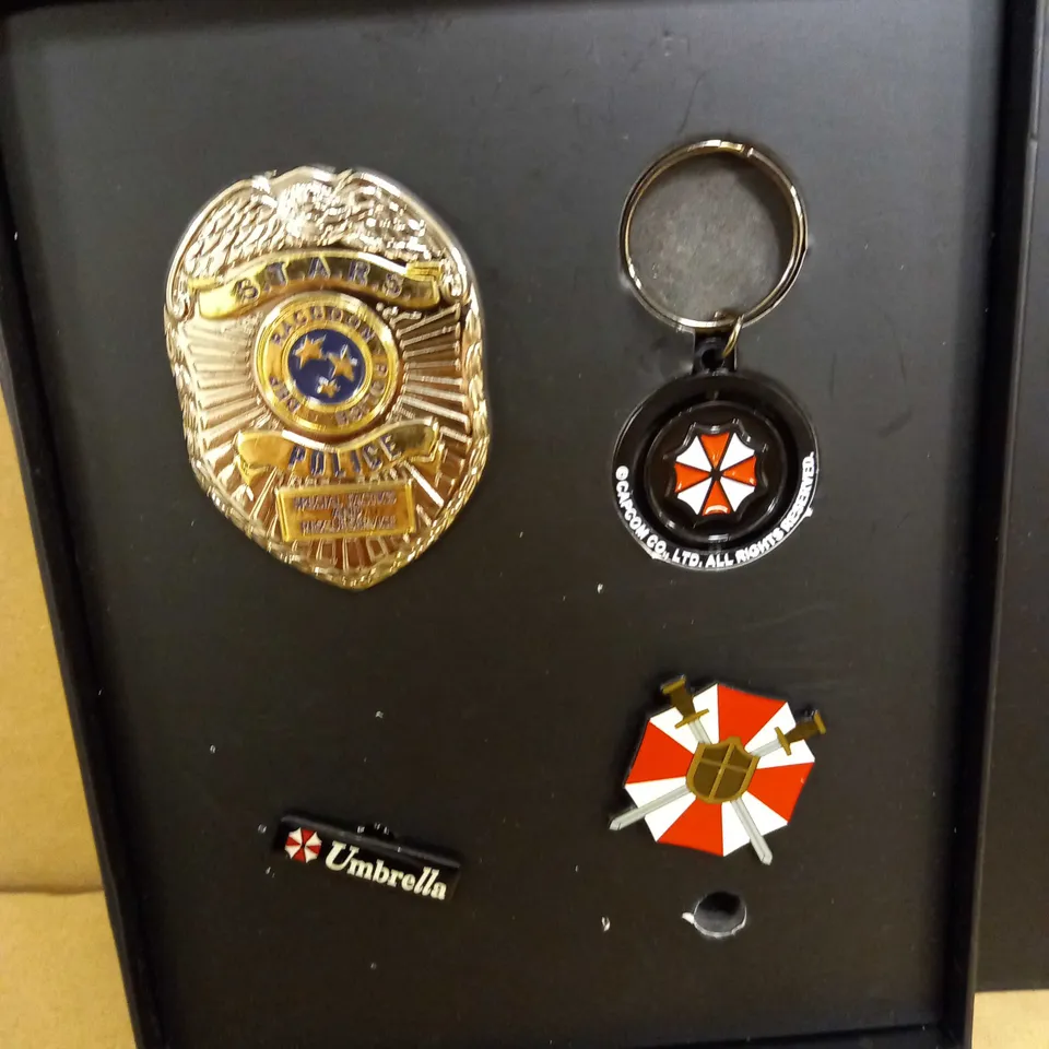 LOT OF 3 ITEMS INCLUDING RESIDENT EVIL 3 LIMITED EDITION KEYRING & BADGE BUNDLE, MARVEL VS CAPCOM AND RESIDENT EVIL VIII BIOHAZARD GAMES