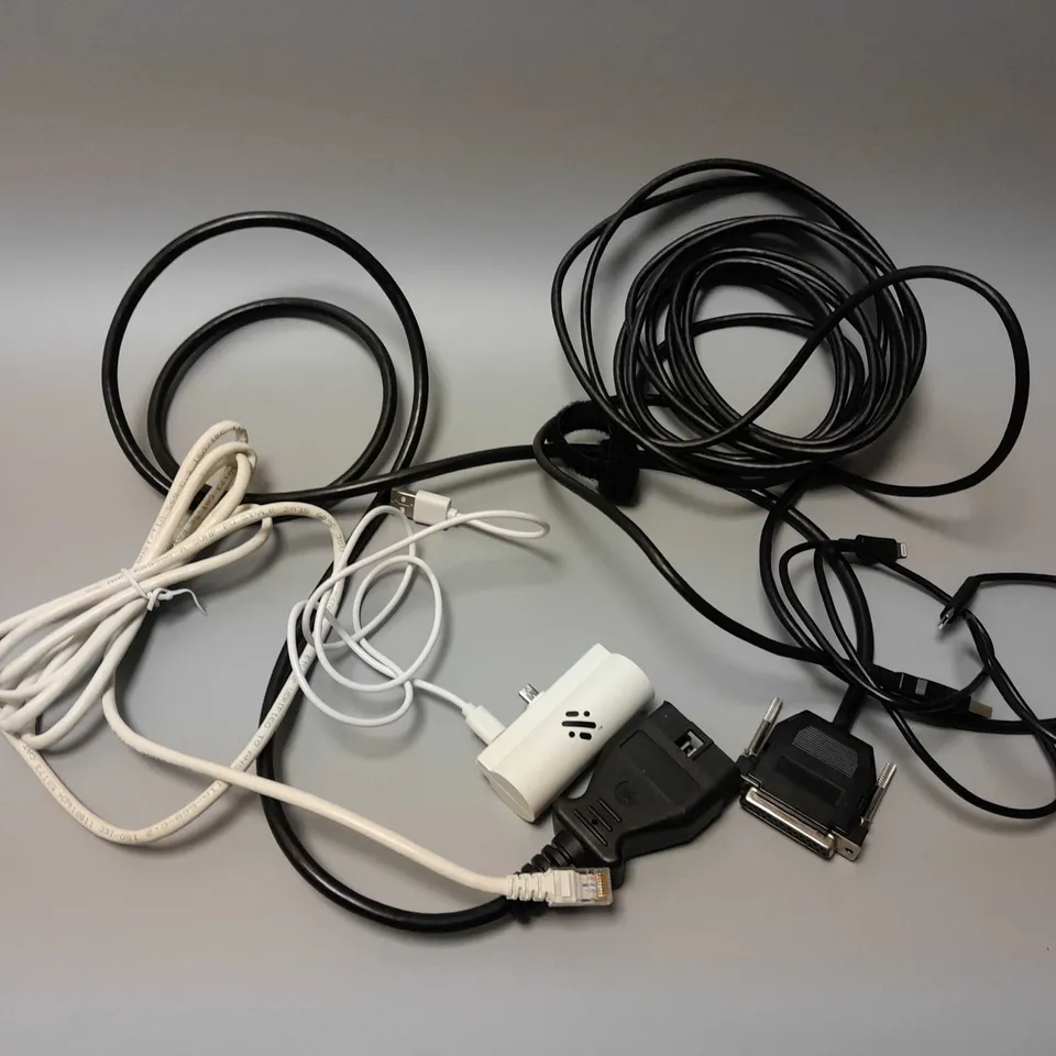 APPROXIMATELY 5 ASSORTED CABLES TO INCLUDE USB-C TO LIGHTNING CONNECTOR, MICRO-USB DOCK CHARGER, CAT.5E PATCH CABLE, ETC