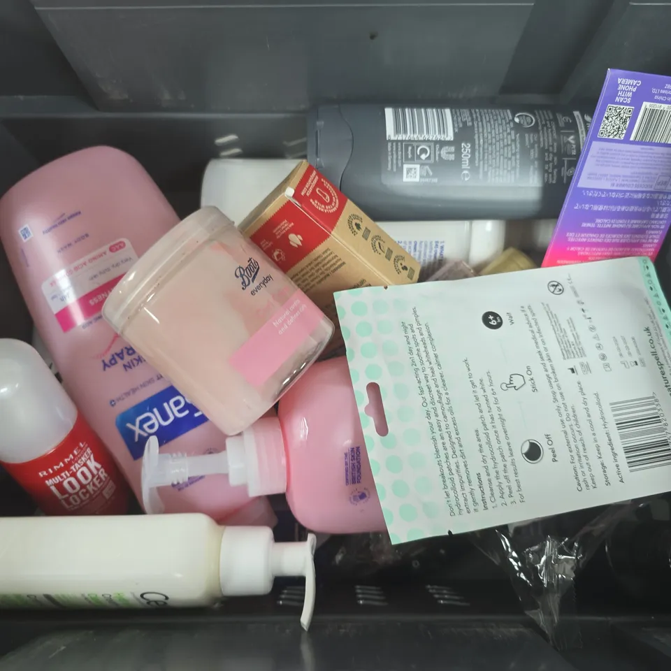 APPROXIMATELY 12 ASSORTED HEALTH & BEAUTY PRODUCTS TO INCLUDE BOOTS CURL CREME, E45 CREAM, SQUATCH SOAP, ETC - COLLECTION ONLY